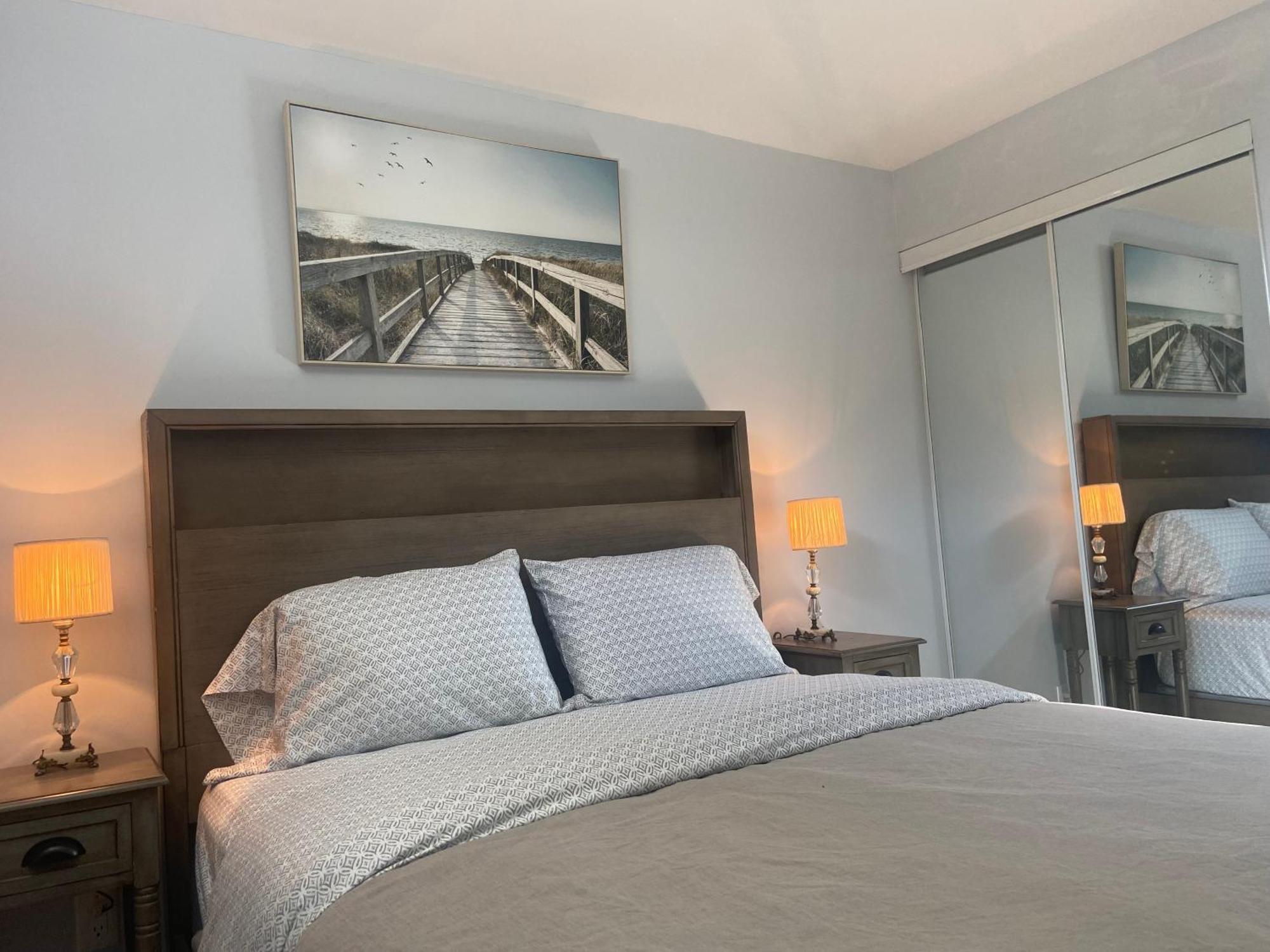Cozy Two Bedrooms Apartment *
